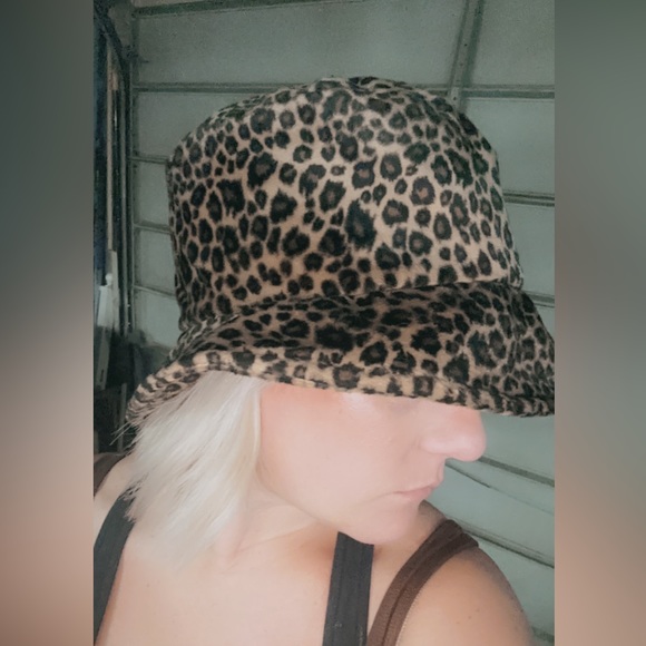 Fuzzy leopard print bucket hat - Picture 7 of 8
